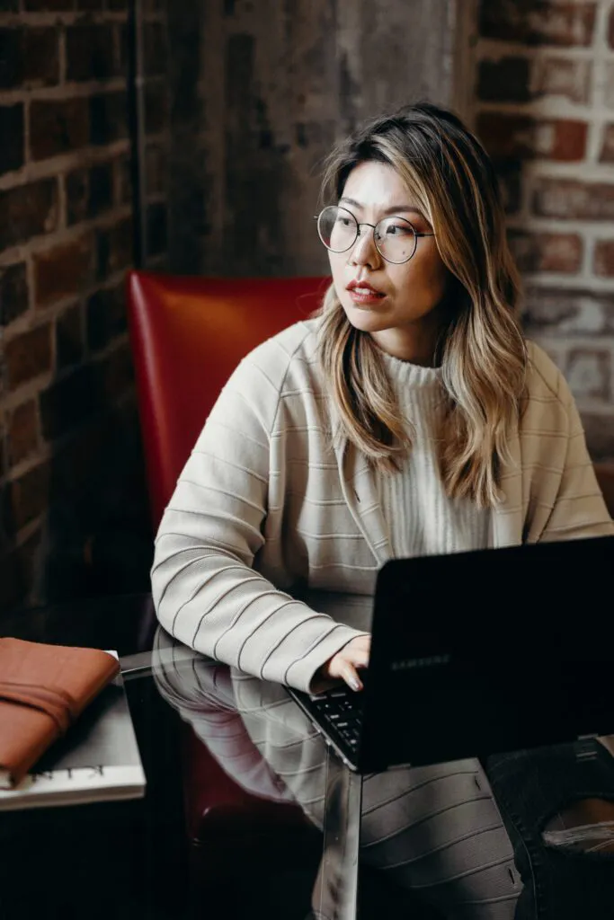 unternehmensschmiede-gruenden-in-teilzeit-frau-laptop-brille