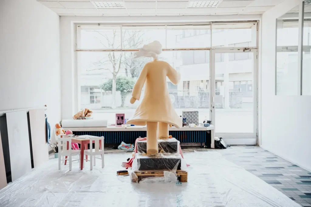 kunst-mit-kind-laura-herter-statue-Atelier