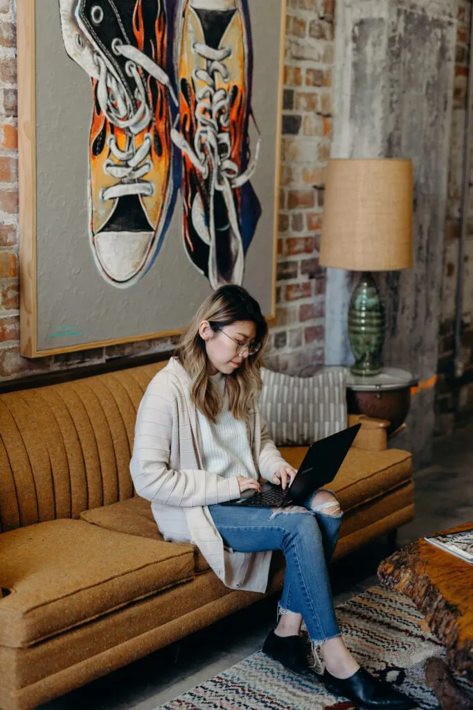 unternehmensschmiede-gruenden-in-teilzeit-frau-laptop-brille-auf-sofa