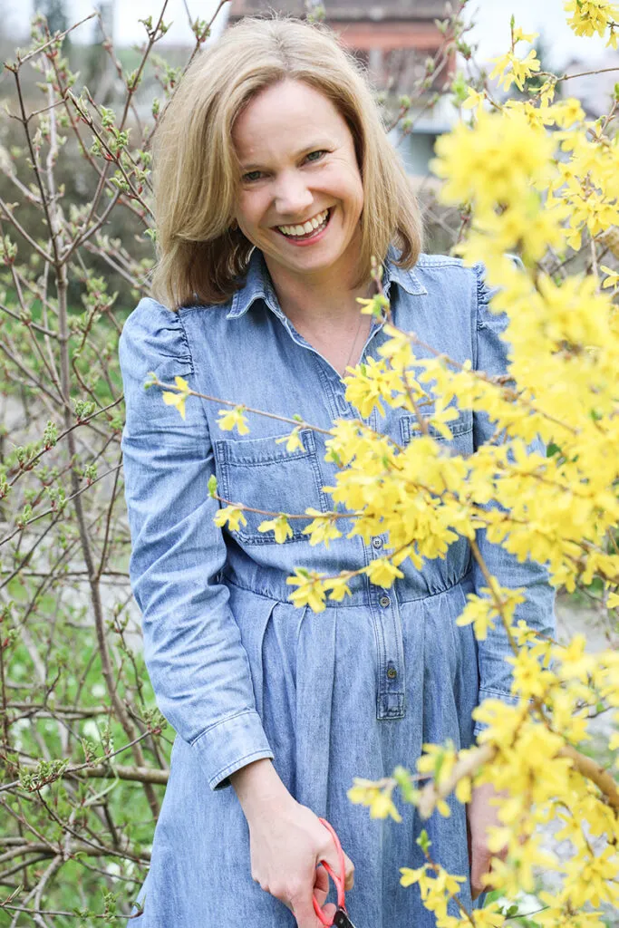 alltag-mit-fsme-borreliose-angelika-wick-garten-portrait-strauch-gelb-blueten-schere