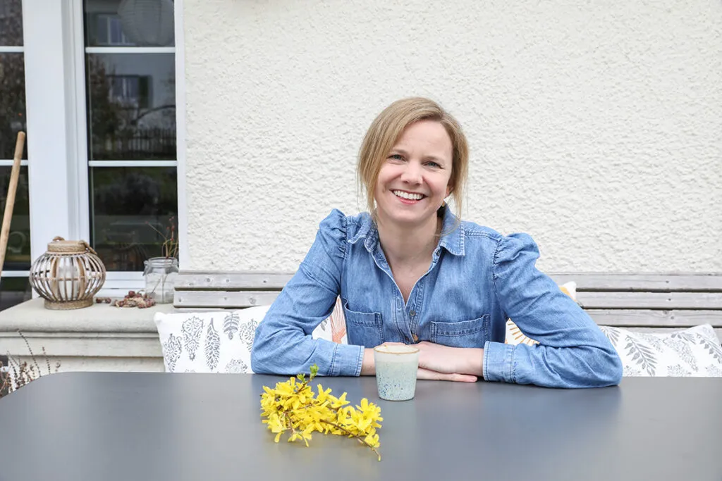 alltag-mit-fsme-borreliose-angelika-wick-terrasse-portrait-blumen-gelb-jeanskleid