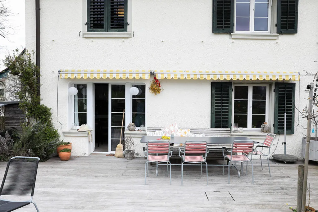 alltag-mit-fsme-borreliose-angelika-wick-terrasse-gartenstühle-fensterläden