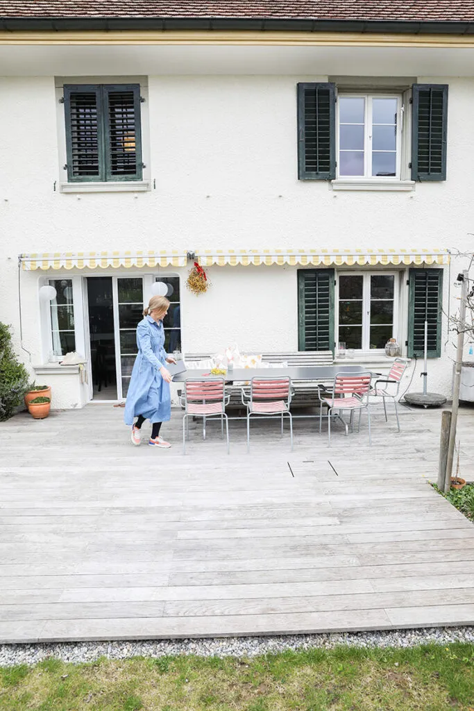 alltag-mit-fsme-borreliose-angelika-wick-terrasse-jeanskleid