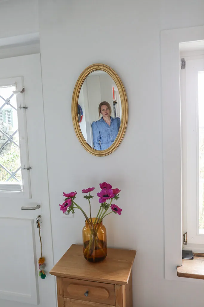 alltag-mit-fsme-borreliose-angelika-wick-spiegel-blumen-vase-spiegelbild