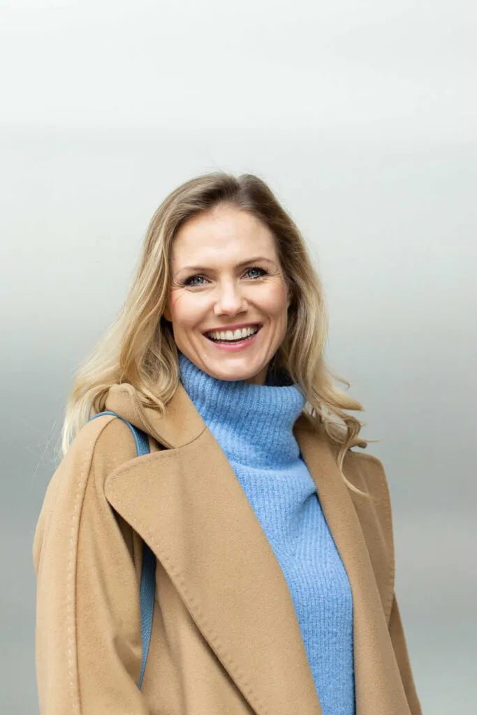 Frauen-Finanzen-Vorsorge-Nadine-Juergensen-Vereinbarkeit-lachen-Porträt