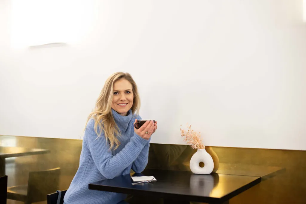 Frauen-Finanzen-Vorsorge-Nadine-Juergensen-Vereinbarkeit-Restaurant-Tasse