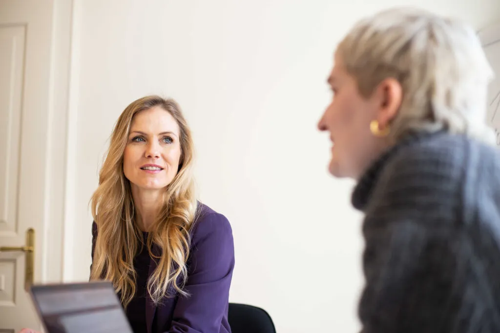 Frauen-Finanzen-Vorsorge-Nadine-Juergensen-Vereinbarkeit-Büro-Meeeting