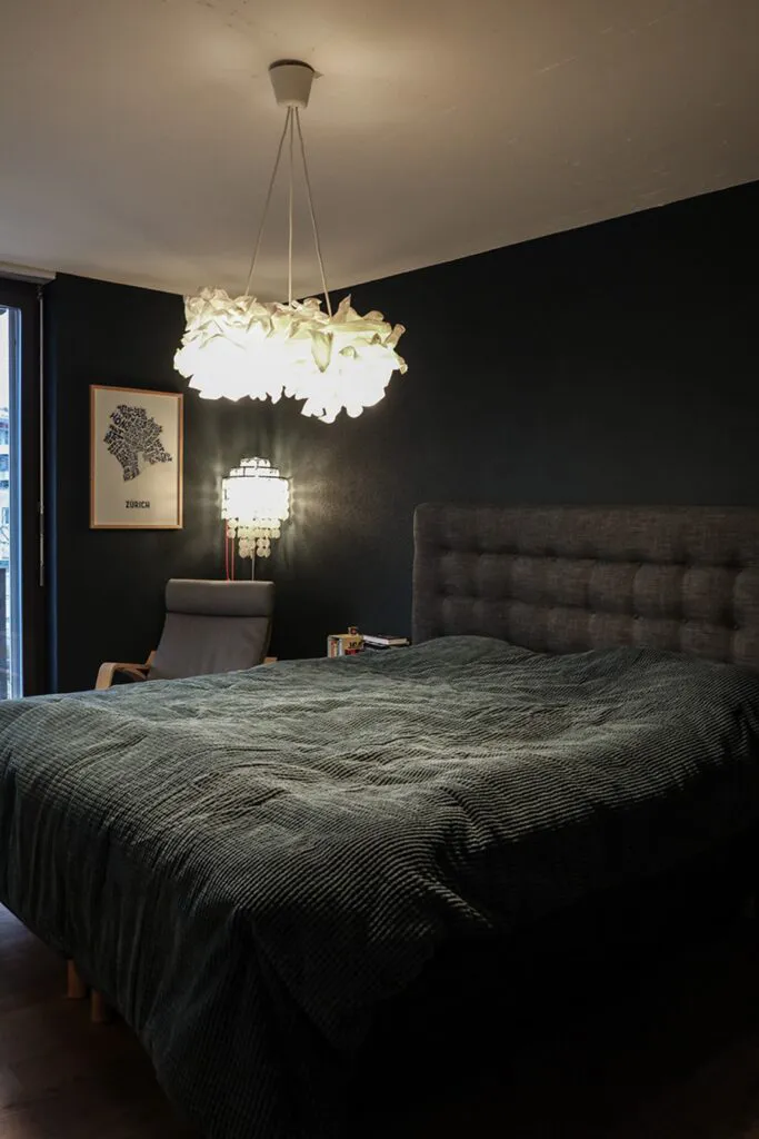 tadah-was-ist-moderner-feminismus-olivia-frei-schlafzimmere-bett-lampe