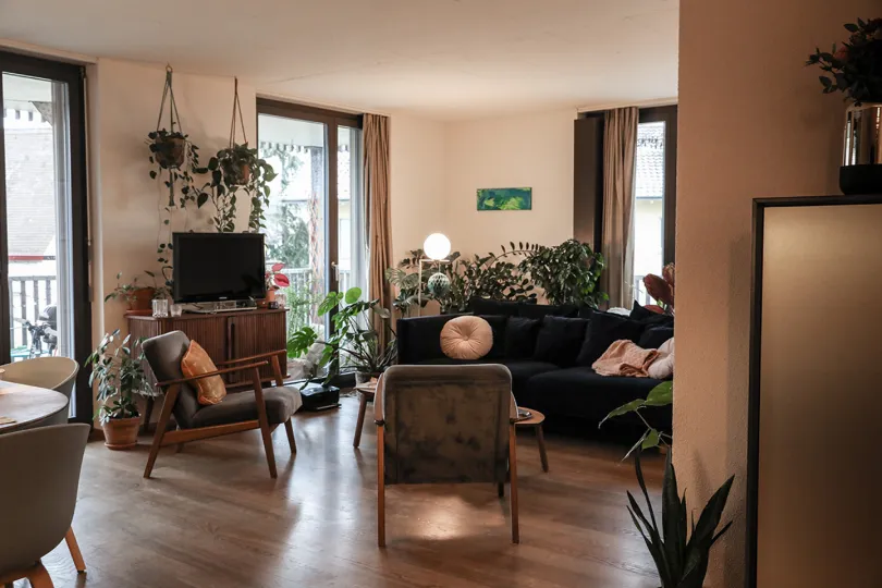 tadah-was-ist-moderner-feminismus-olivia-frei-tisch-wohnzimmer-pflanzen-sessel-sofa