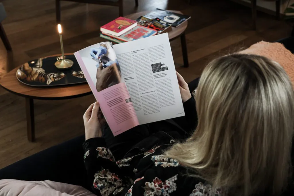 tadah-was-ist-moderner-feminismus-olivia-frei-sofa-lesen-kerze-buecher-magazin
