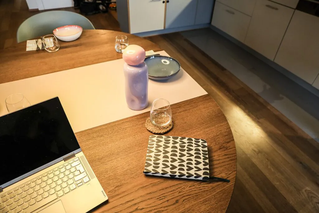 tadah-was-ist-moderner-feminismus-olivia-frei-tisch-vase-teller-buch-laptop