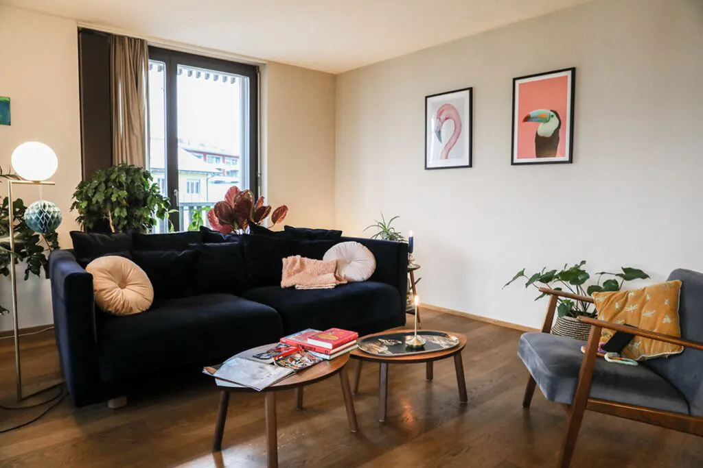 tadah-was-ist-moderner-feminismus-olivia-frei-wohnzimmer-bilder-sofa-sessel