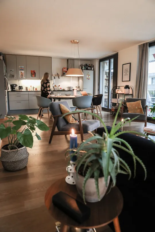 tadah-was-ist-moderner-feminismus-olivia-frei-wohnzimmer-kueche