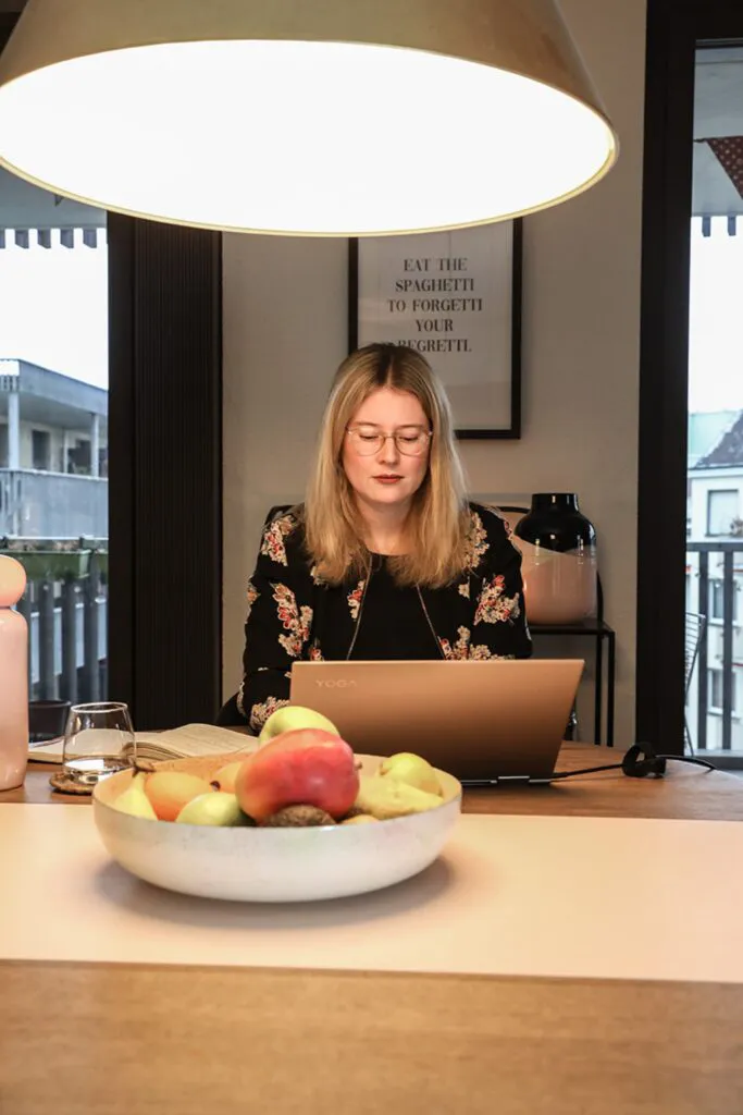 tadah-was-ist-moderner-feminismus-olivia-frei-tisch-laptop-frau-tisch-obstschale