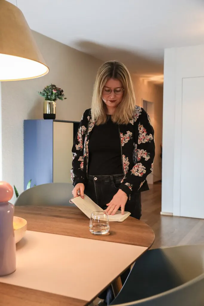 tadah-was-ist-moderner-feminismus-olivia-frei-tisch-notizbuch-glas