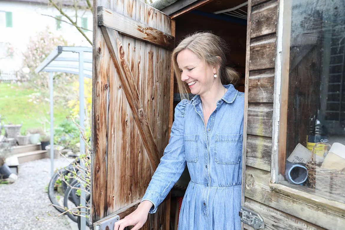 alltag-mit-fsme-borreliose-angelika-wick-garten-jeanskleid-gartenhaus