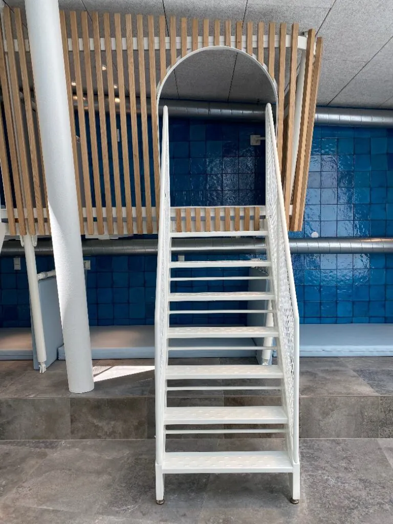 tadah-hotel-stern-im-tadah-famlientest-hallenbad-treppe