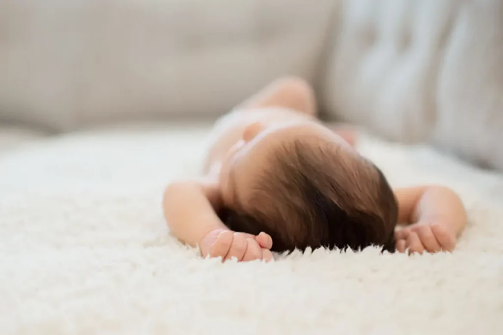 tadah-jungennamen-hilfsliste-baby-rücken-liegen
