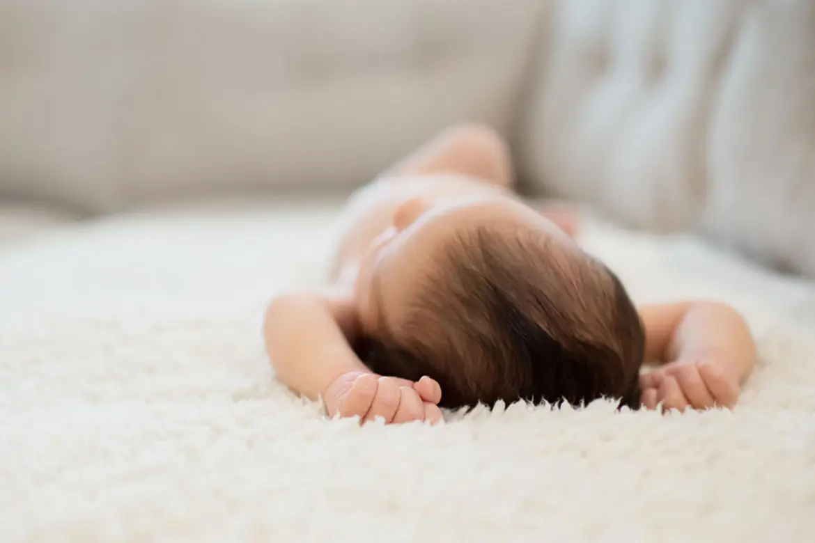 tadah-jungennamen-hilfsliste-baby-rücken-liegen