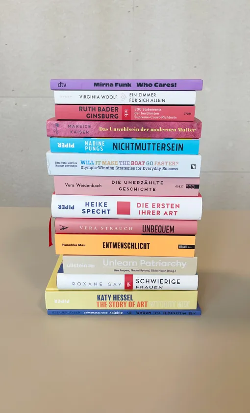 feministische-buecher-feminismus-listicle-buchstapel-feminismus-buecher-auf-tisch