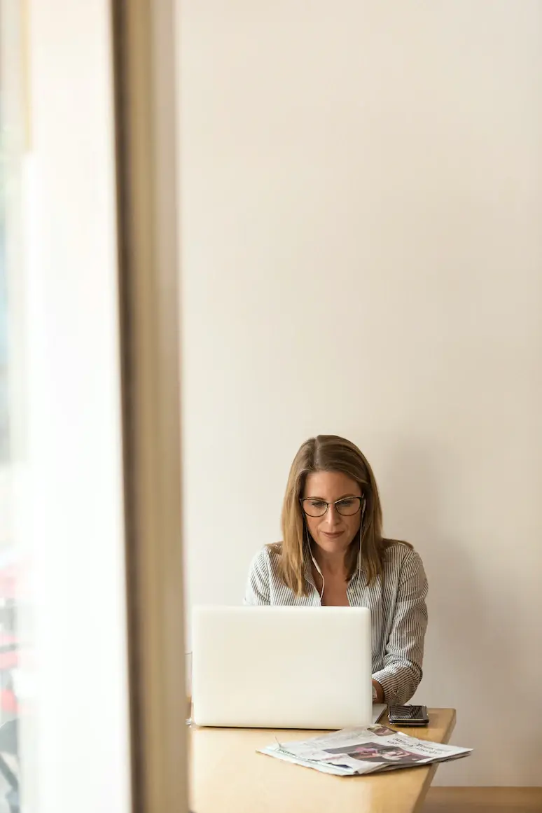 tadah-familie-und-fuehrung-frau-laptop-arbeitenee