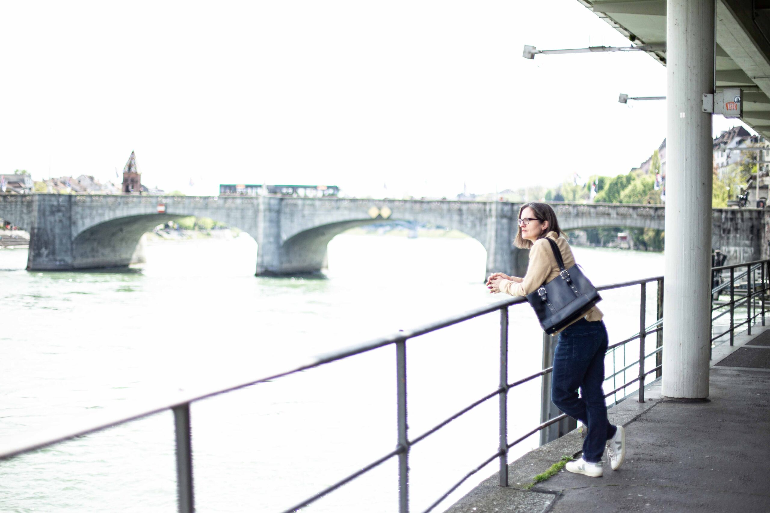 frau-harriet-beveridge-gelaender-fluss-bruecke