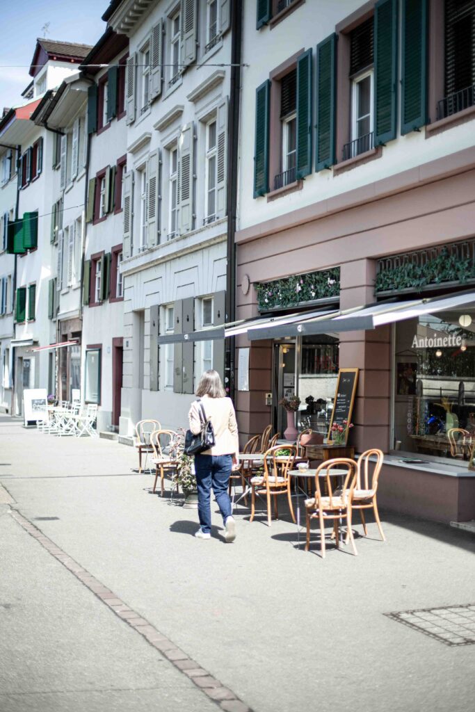 frau-harriet-beveridge-tisch-tee-spazieeren-cafe