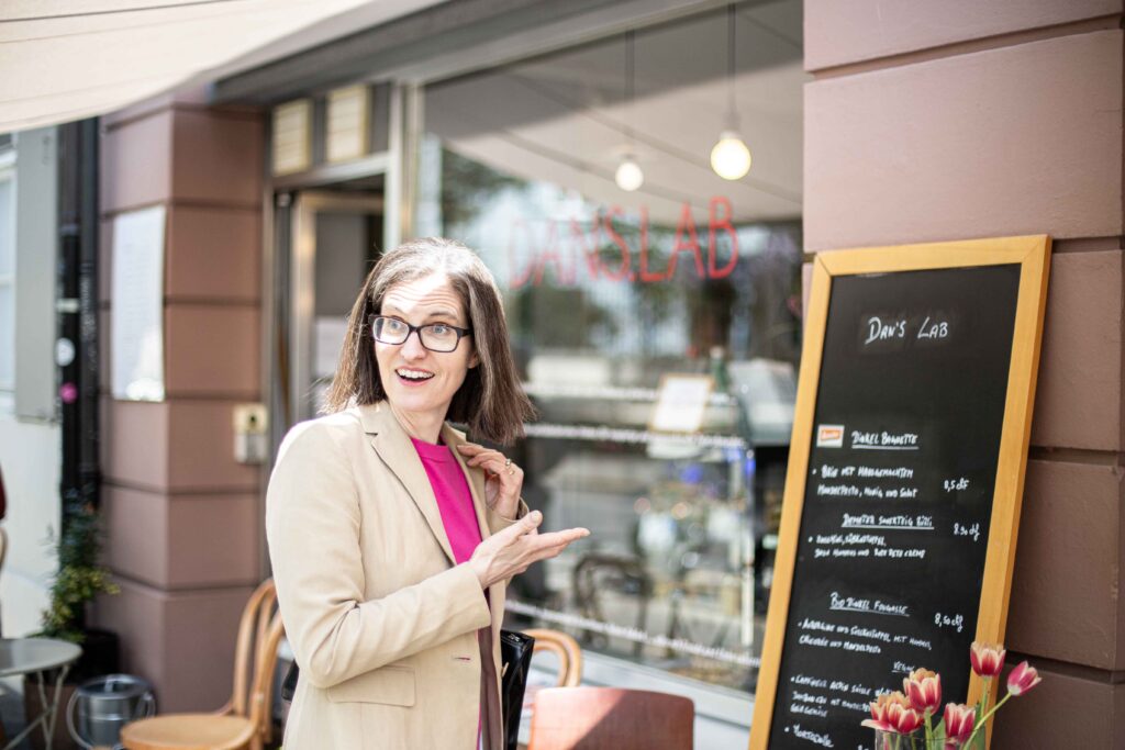 frau-harriet-beveridge-tisch-tee-wandtafel-schaufenster-zeigen