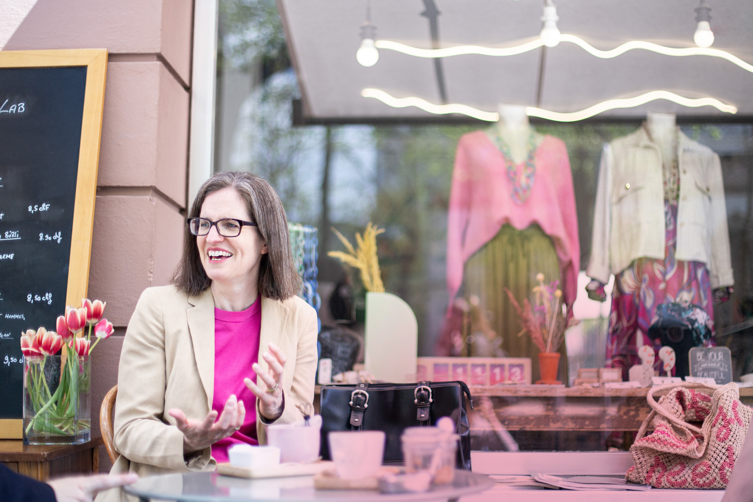 frau-harriet-beveridge-schaufenster-tasche-tulpen