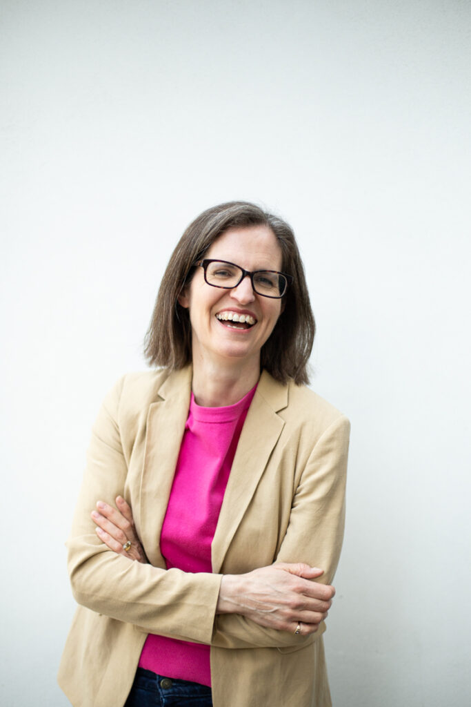 frau-harriet-beveridge-weisse-wand-lachen-brille