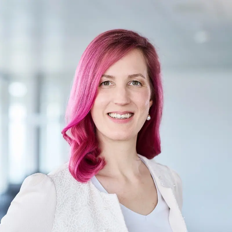 frau-pink-haare-lachen-weisse-jacke