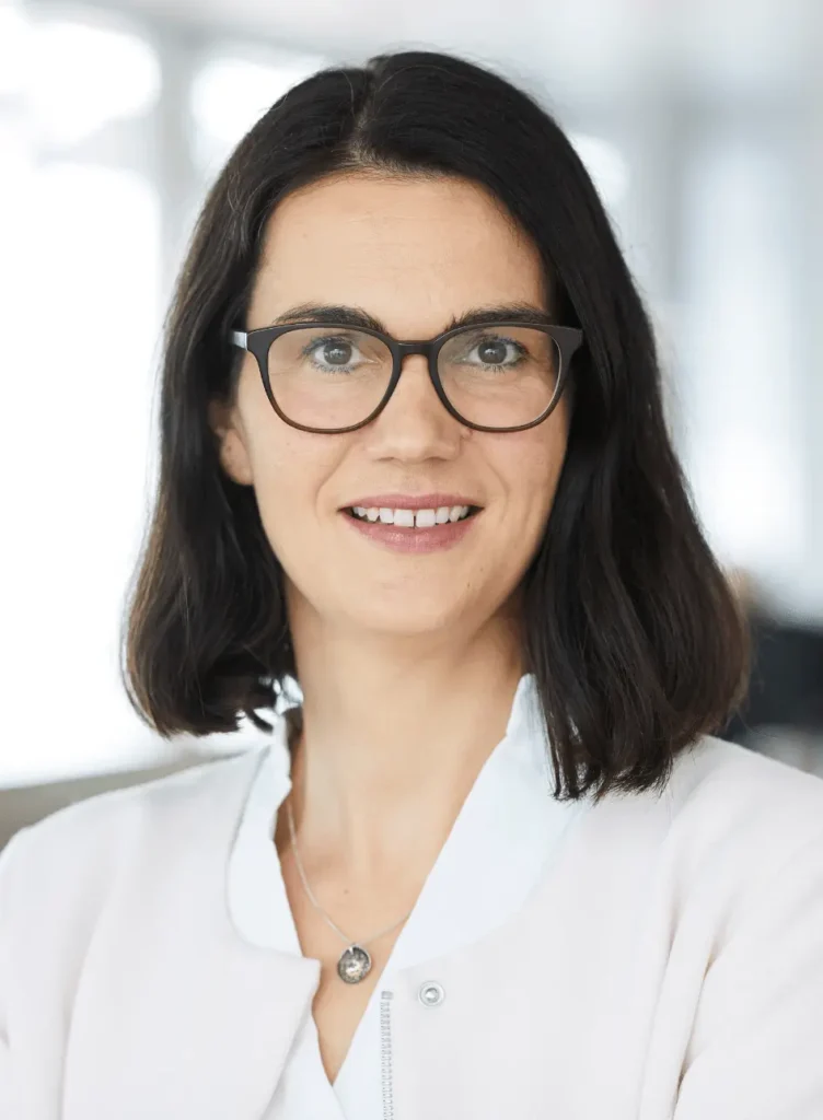 frau-brille-braune-haare-weisses-oberteil-portrait