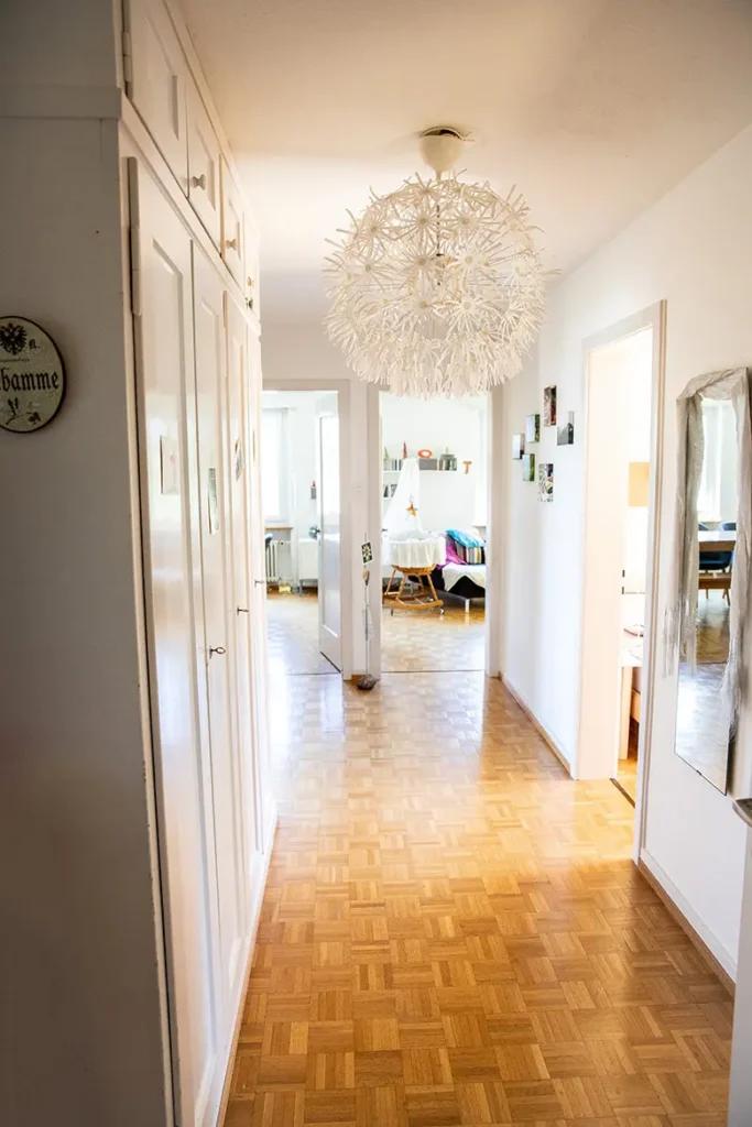 flur-lampe-parkett-weiss-hell-sonnenlicht