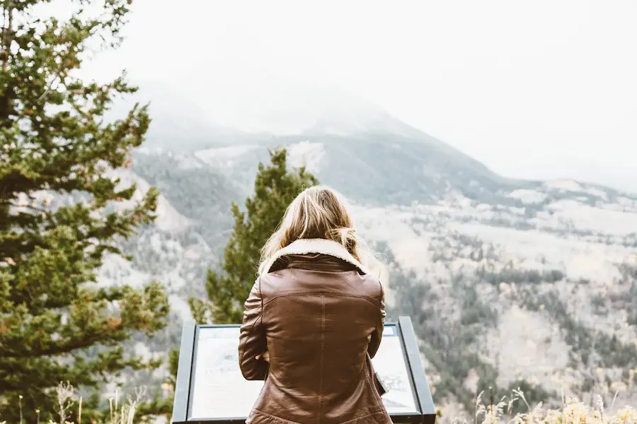 frau-berge-tanne-ruecken-lederjacke-fell-mantel-schild