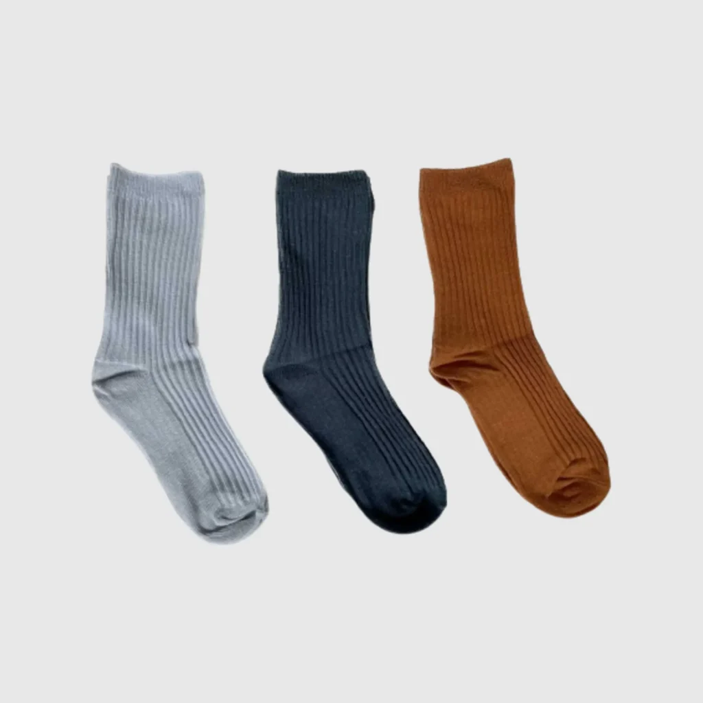 socken-drei-hellblau-dunkelblau-rostrot