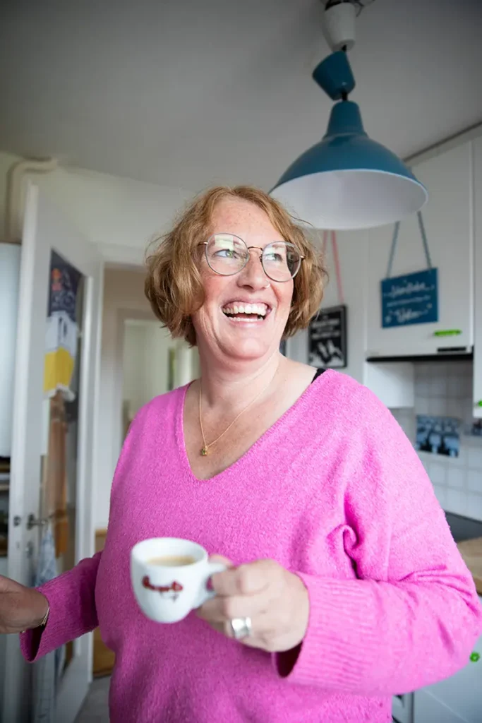 frau-kueche-lampe-blau-pink-pullover-tasse