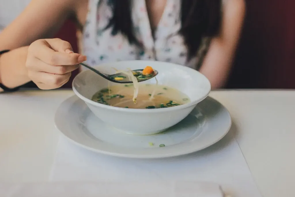 frau-suppe-klare-suppe-miso