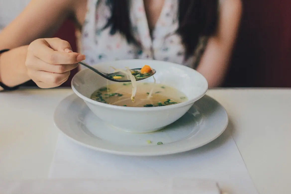 frau-suppe-klare-suppe-miso