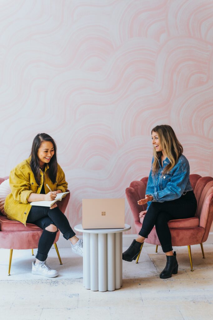 zwei-frauen-tapete-rosa-laptop-jeansjacke-modern