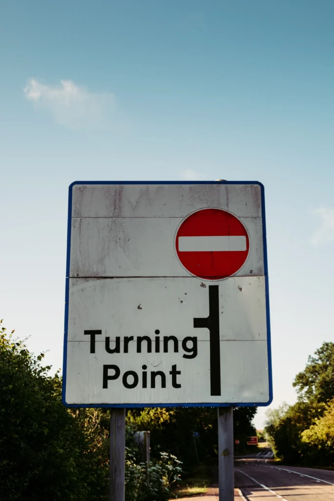 turning-point-strassenschild-einbahn-blauer-himmel-baeume