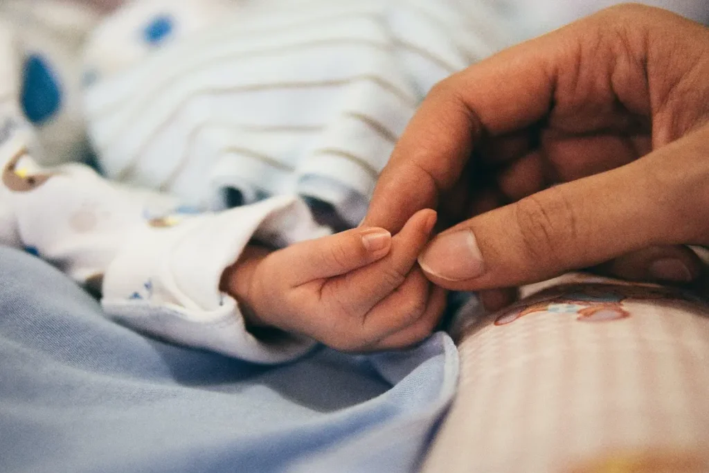 baby-hand-erwachsene-hand-hält-babyhand-pijama