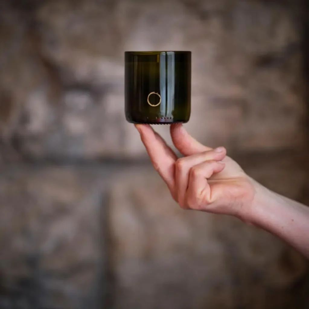 hand-duftkerze-glas-blurry-hintergrund