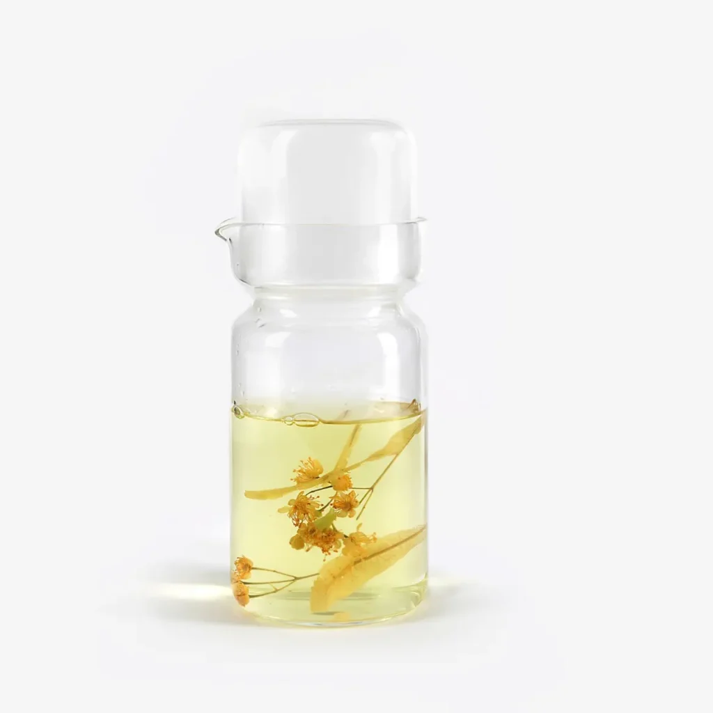 glas-karaffe-blumen-wasser