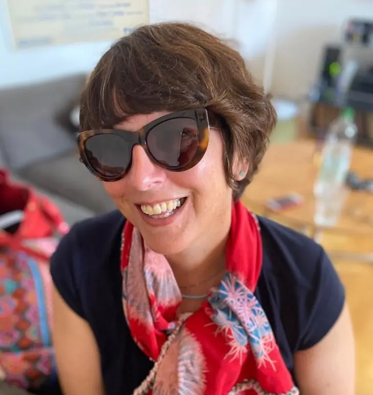 frau-schal-rot-sonnenbrille-kurze-haare-blurry-hintergrund