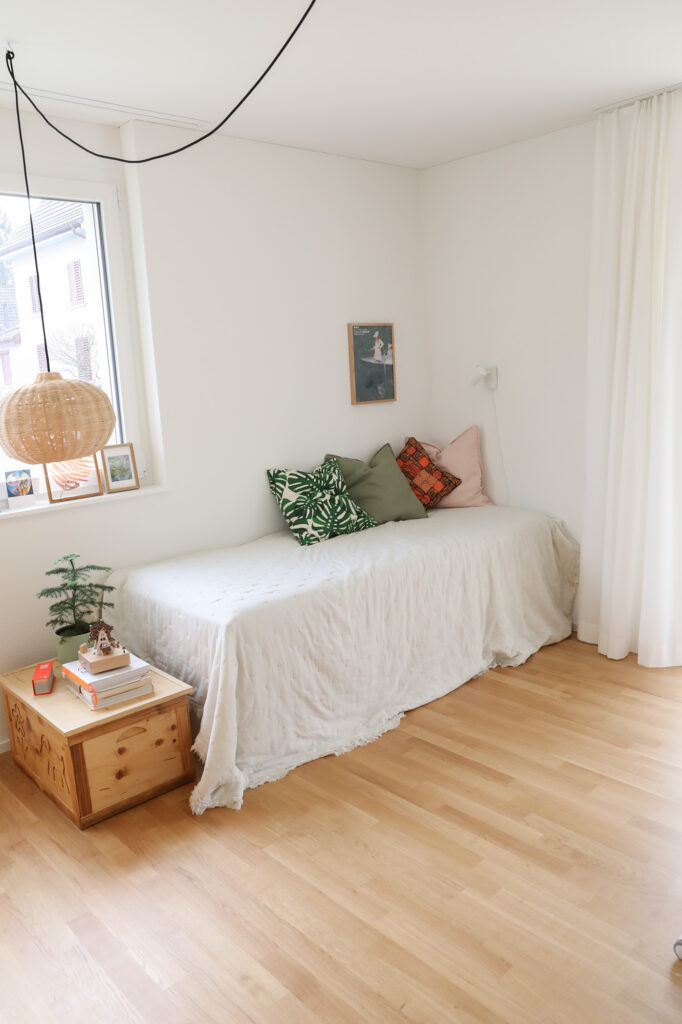 Zimmer-kissen-bücher-lampe-überwurf-bettüberwurf-parkett