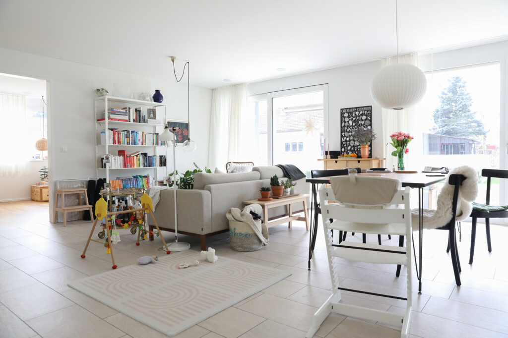wohnzimmer-triptrap-tulpen-lampe-bücherregal-couch