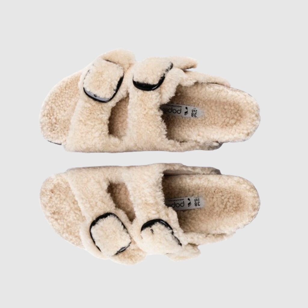 birkenstock-fell-sandalen-grauer-hintergrund