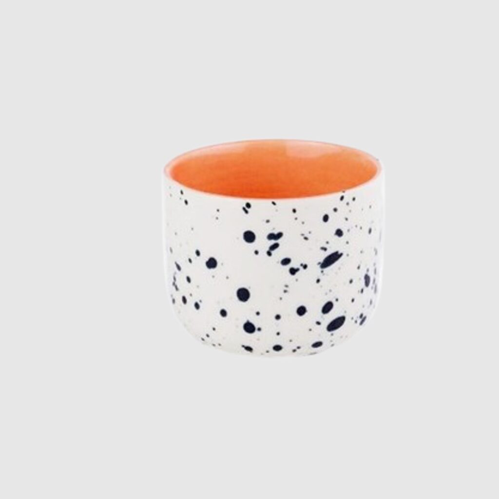 tasse-orange-gepunktet-weiss-schswarz