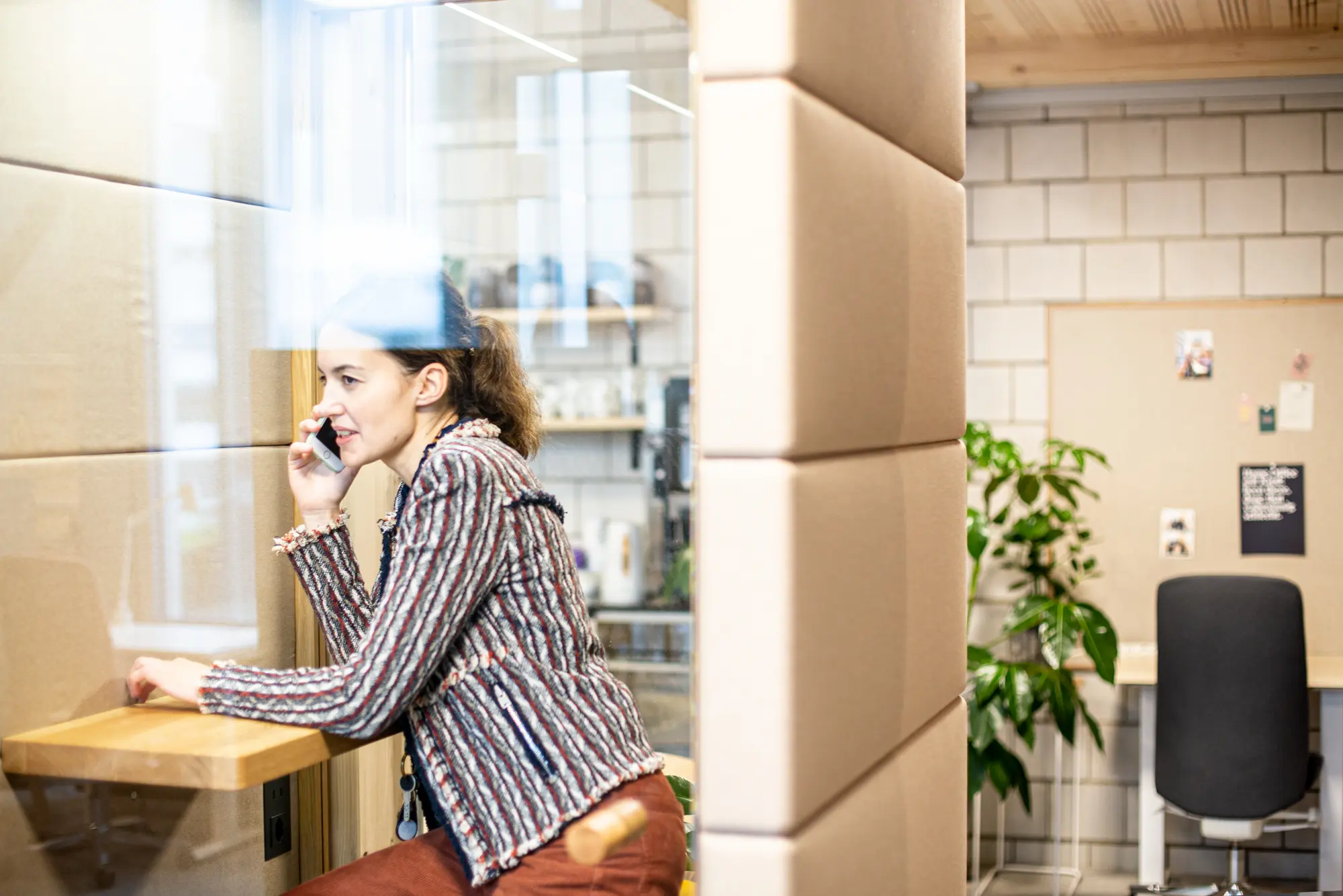 frau-telefon-kabine-buero-jacke