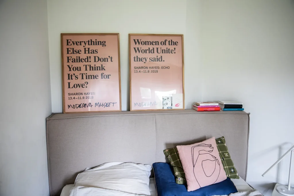 schlafzimmer-bett-kissen-illustration-textbild-bilder-everything-else-has-failed-women-of-the-world-unite